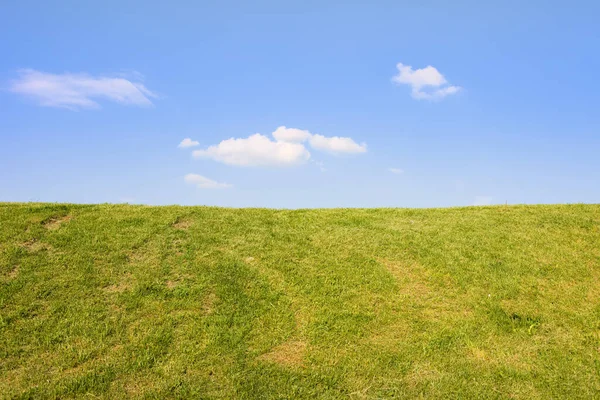 Achtergrond Van Vers Gemaaid Gras Top Van Heuvel Hemel Met — Stockfoto