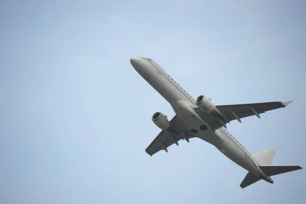 Avión Gris Despegando Aeropuerto — Foto de Stock