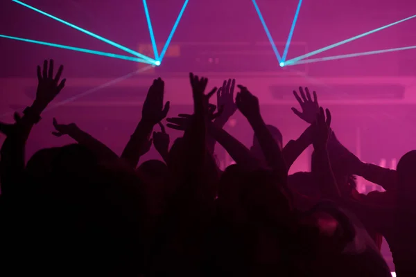 Pessoas Dançando Discoteca Com Laser — Fotografia de Stock