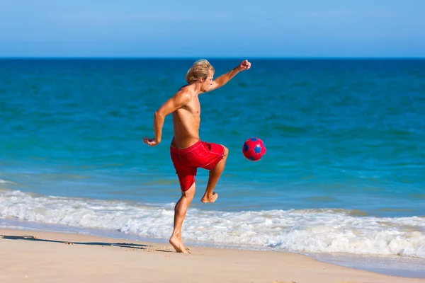Άνδρας Στην Παραλία Στο Beach Football — Φωτογραφία Αρχείου