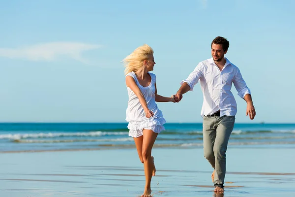 Couple Sur Plage Courir Dans Grand Avenir — Photo