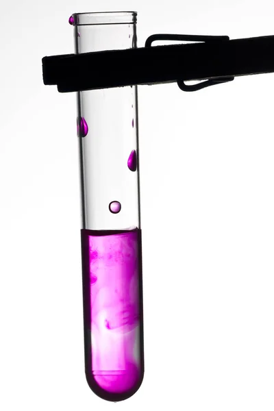 紫色の液体でクランプするための試験管 — ストック写真