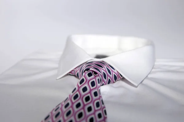 Nodo Cravatta Sulla Camicia Foto Stock
