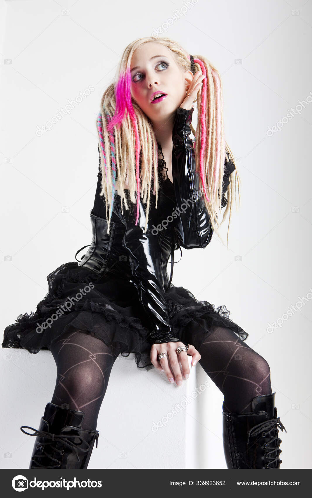 Mujer Joven Con Rastas Usando Ropa Extravagante — Foto de stock