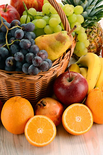 Komposition Mit Früchten Und Weidenkorb — Stockfoto
