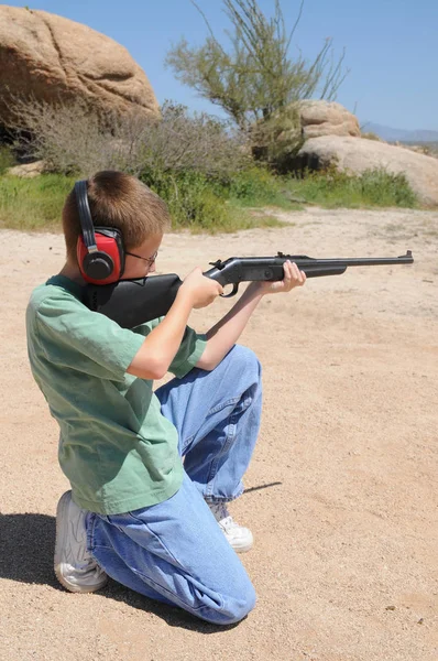 Jeune Garçon Dans Désert Tirant Fusil — Photo