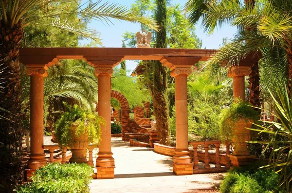 Sendero Jardín Con Arcos Palmeras — Foto de Stock