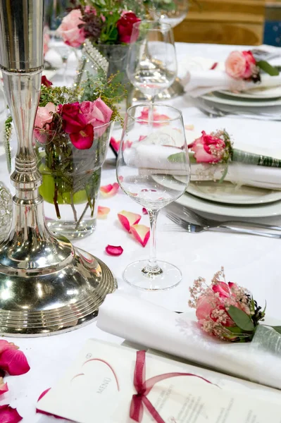 Covered Banquet Table Rose Decoration — Stock Photo, Image