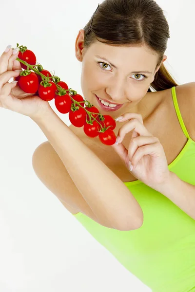 Porträt Einer Frau Die Tomaten Hält — Stockfoto