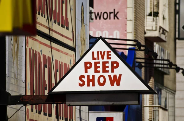 Μια Πινακίδα Που Διαφημίζει Μια Παράσταση Peep — Φωτογραφία Αρχείου