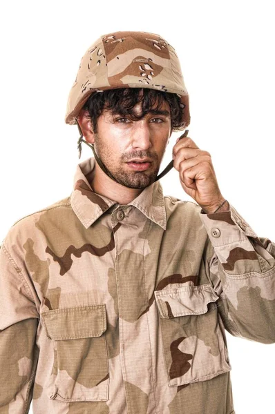 戴着沙漠迷彩服和头盔的年轻士兵 — 图库照片