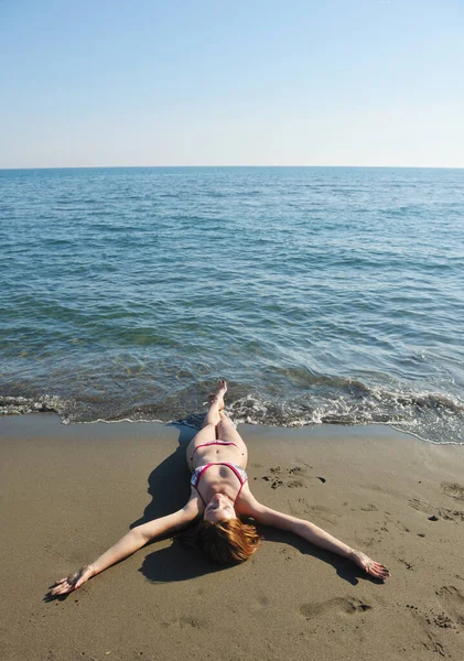 快乐的年轻女子在夏日新鲜的早晨 在美丽的海滩上放松一下 享受第一缕阳光 — 图库照片