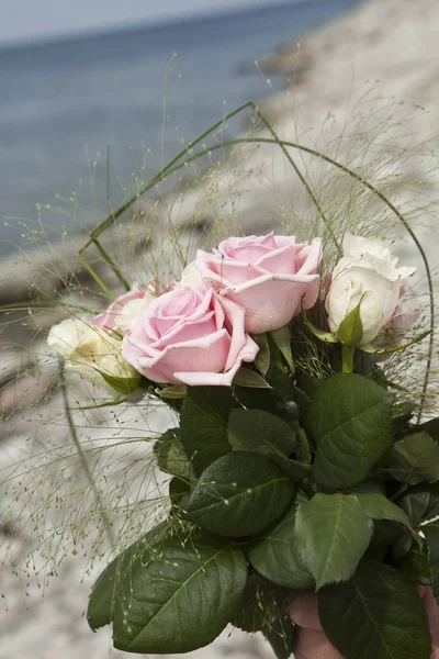 Bouquet Rose Rosa Bianche Uno Sfondo Costiero — Foto Stock