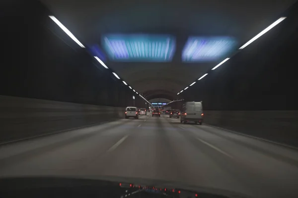 Man Kör Genom Tunnel Natten — Stockfoto