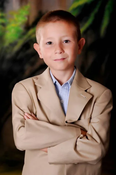 Ung Pojke Affärsman Klädd Formellt Bär Kostym — Stockfoto