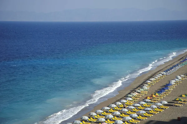 Strand Vid Medelhavet Med Stolar Rhodos Grekland — Stockfoto