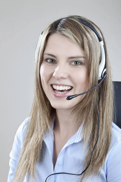 Portret Van Een Lachende Medewerker Van Klantenservice Met Headset — Stockfoto