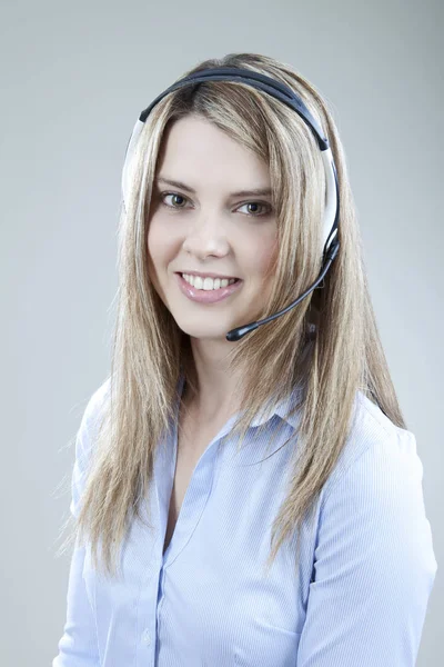 Portret Van Een Lachende Medewerker Van Klantenservice Met Headset — Stockfoto