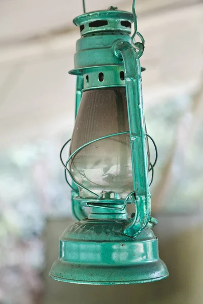 Lanterna Verde Queimada Oleada Pendurada Uma Barraca — Fotografia de Stock