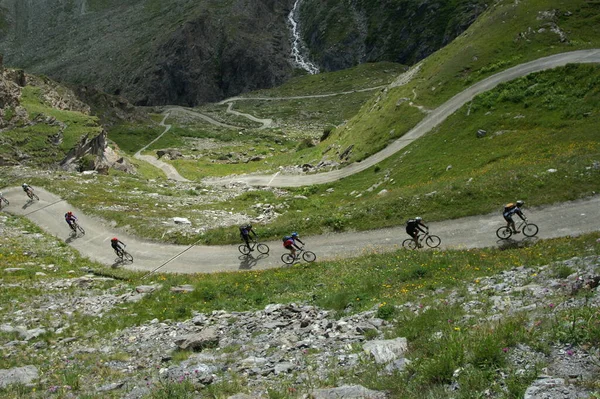 Ποδηλάτες Βουνών Που Κυλούν Μέσα Από Βουνά — Φωτογραφία Αρχείου