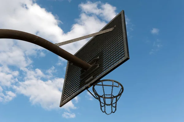 Basketbol Potası Mavi Gökyüzüne Karşı — Stok fotoğraf