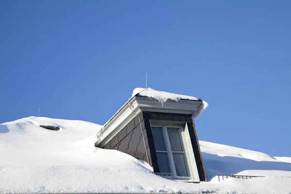 Takfönster Vintern Med Snö — Stockfoto