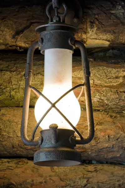 木の背景に古い灯油ランプ — ストック写真