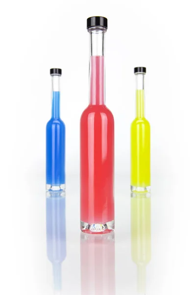 Tres Botellas Vidrio Con Bebidas Colores Rojo Azul Amarillo — Foto de Stock