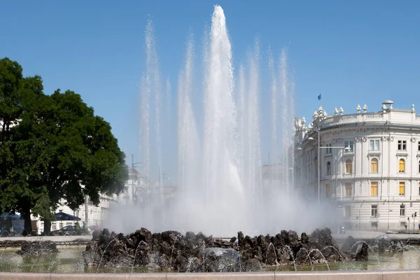 Schwarzenbergplatz Oriëntatiepunt Van Vienna Met Hoge Fontein Het Centrum — Stockfoto