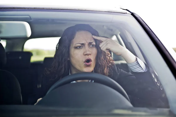 Jovem Mulher Dirigindo Carro — Fotografia de Stock