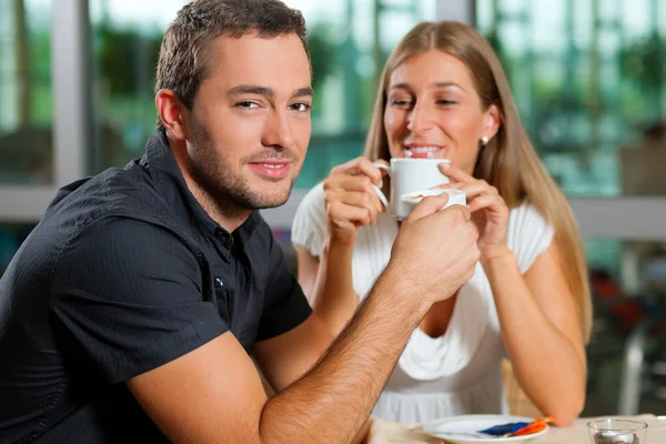 カフェでコーヒーを飲むカップル — ストック写真