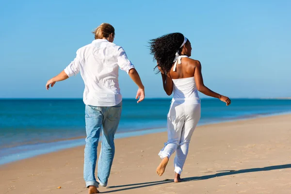 Coppia Felice Piedi Sulla Spiaggia — Foto Stock