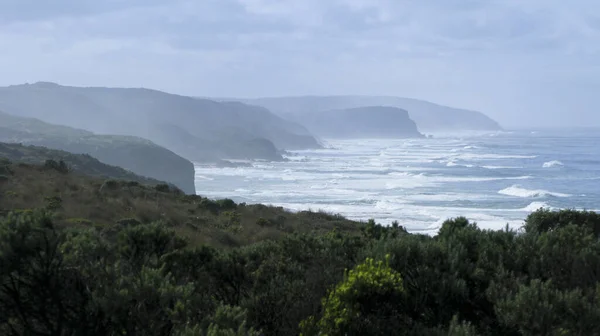 在大海洋路 维多利亚 澳大利亚雾中的悬崖视图 — 图库照片