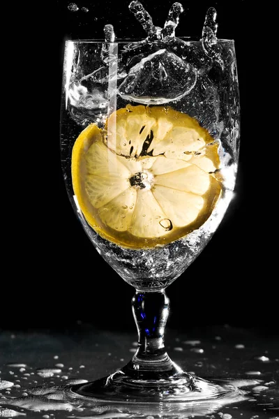 Zitronenscheibe Fällt Ein Glas Wasser Und Spritzt — Stockfoto