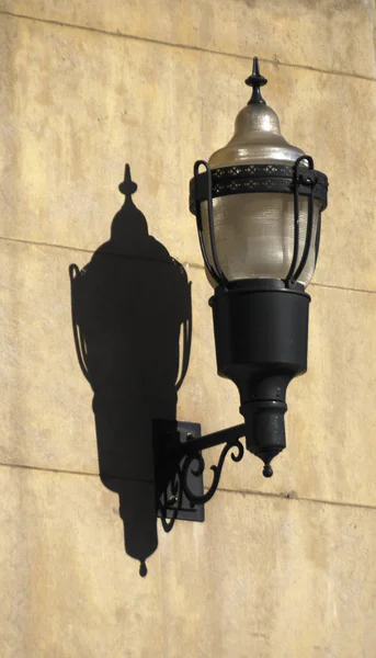 Bina Duvarında Asılı Bir Lamba Gölgesi — Stok fotoğraf