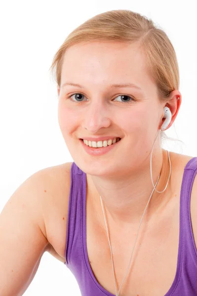 Młoda Sportowa Kobieta Słucha Odtwarzacza Mp3 — Zdjęcie stockowe