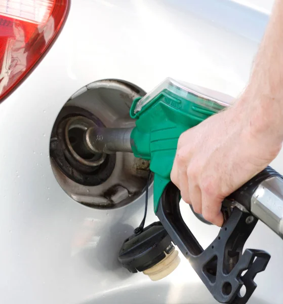 Hombre Bombeando Gasolina Tanque —  Fotos de Stock