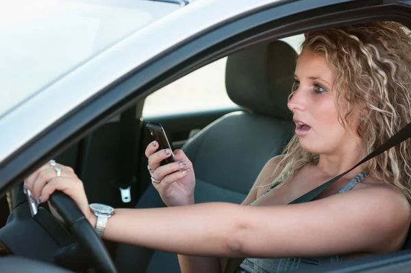 Reading Sms While Driving Car — Stock Photo, Image