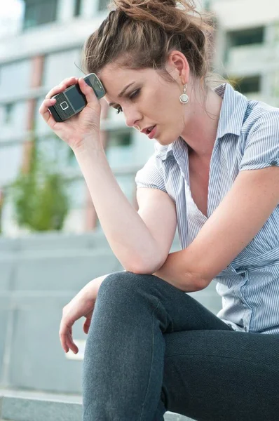 Giovane Donna Preoccupata Con Espressione Infelice Che Tiene Telefono Cellulare — Foto Stock