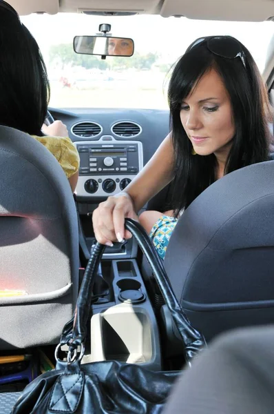 Podróżujący Przyjaciele Młoda Kobieta Samochodzie Sięgająca Torebki Tylnym Siedzeniu — Zdjęcie stockowe