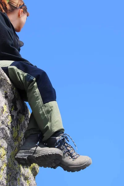 Wanderin Entspannt Sich Auf Felsen Bei Blauem Himmel — Stockfoto