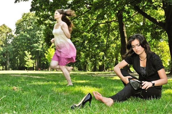 Uma Mulher Correndo Descalça Parque Segundo Está Tirando Sapatos — Fotografia de Stock