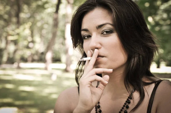 Retrato Jovem Fumando Cigarro Livre Ensolarado Parque Verde — Fotografia de Stock