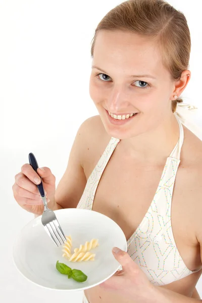 Jonge Vrouw Bikini Eten Pasta Van Een Klein Bord — Stockfoto