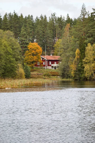 Casa Campo Vermelha Floresta Lago — Fotografia de Stock