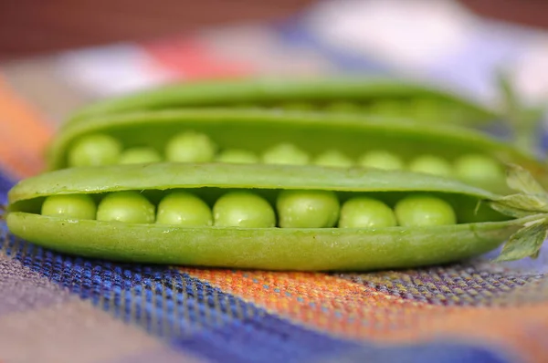 テーブルの上に新鮮な緑のエンドウ豆 — ストック写真