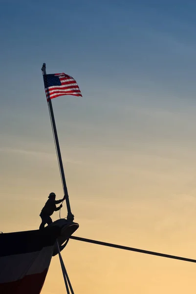 Trabalhador Levanta Bandeira Americana Arco Navio — Fotografia de Stock