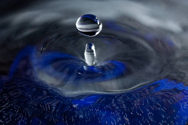 Water Druppels Macro Shots Met Blauwe Achtergrond — Stockfoto