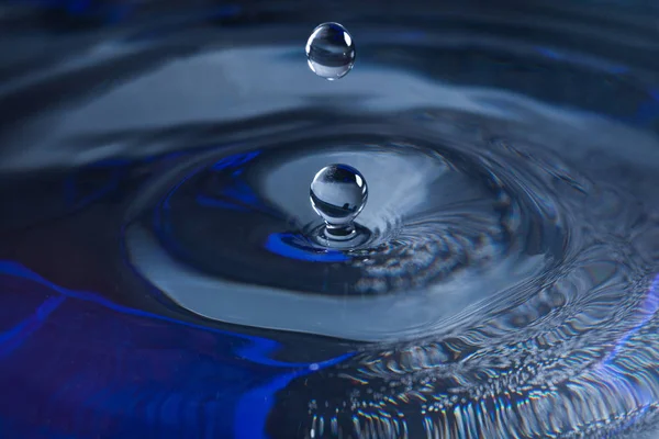 Gotas Agua Macro Disparos Con Fondo Azul — Foto de Stock