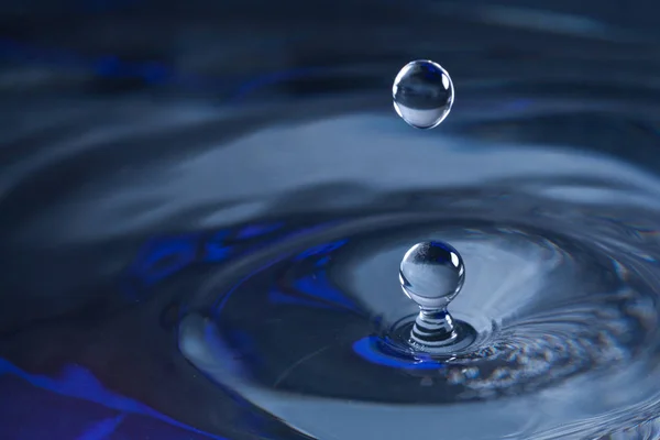 Вода Падає Макрознімки Синім Фоном — стокове фото